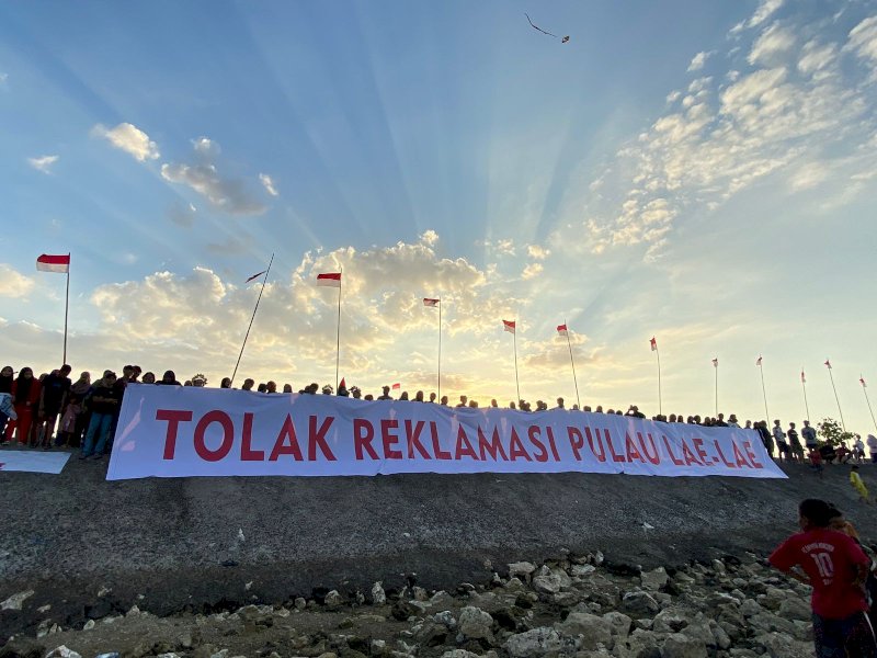 Ratusan warga pulau Lae-lae merayakan 78 tahun Indonesia merdeka dengan mengibarkan puluhan bendera merah putih sambil membentangkan spanduk yang bertulisan "Tolak Reklamasi Pulau Lae-lae", di tanggul Kelurahan Lae-lae, Kecamatan Ujung Pandang, Rabu (16/8/2023) petang. @Atri