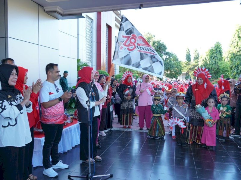 Ketua TP PKK Andi Herfida Muchtar yang juga Bunda PAUD Kabupaten Bulukumba melepas peserta karnaval berlangsung di halaman Kantor Bupati  dalam rangka menyambut Hari Ulang Tahun ke 78 Kemerdekaan RI, Rabu (16/08/2023). @Jejakfakta/dok. Humas Pemkab Bulukumba