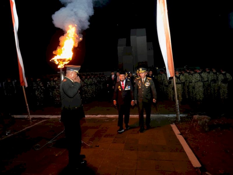  Gubernur Sulawesi Selatan, Andi Sudirman Sulaiman menghadiri Apel Kehormatan dan Renungan Suci di Taman Makam Pahlawan Makassar, Kamis malam tepat pukul 00.00, 17 Agustus 2023. @Jejakfakta/dok Humas Pemprov Sulsel