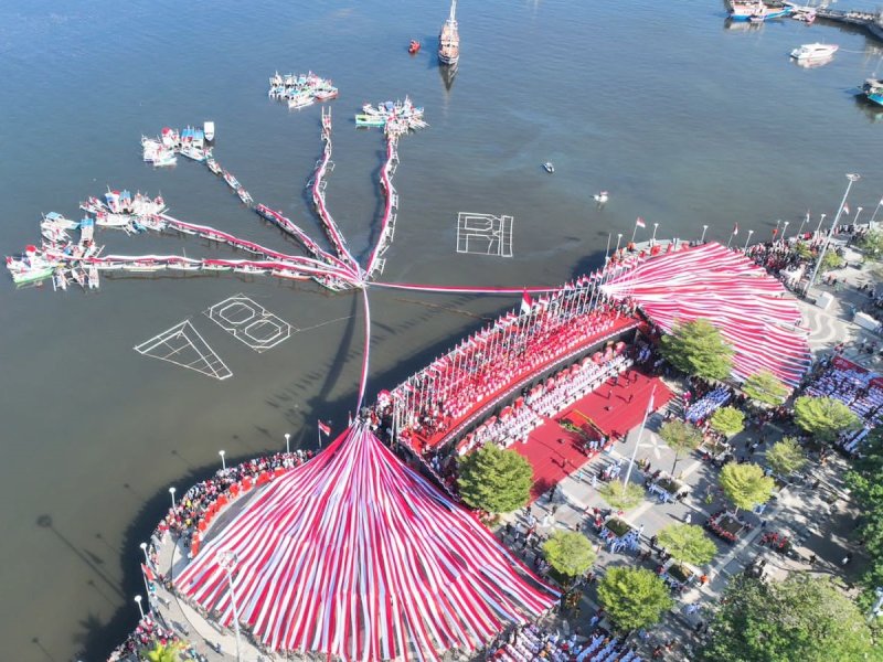 Pemkot Makassar menggelar upacara peringatan Hari Ulang Tahun (HUT) ke-78 RI di Anjungan City Of Makassar, yang mengangkat tema khusus yakni &ldquo;Bunga Rampai Kemerdekaan Dari Makassar Untuk Indonesia&rdquo;, Kamis (17/8/2023). @Jejakfakta/dok. Humas Pemkot Makassar