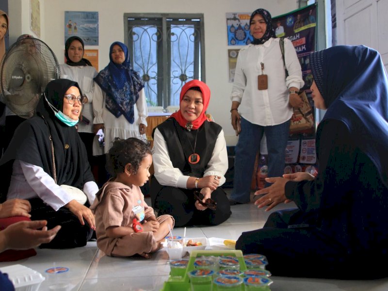 Ketua TP PKK Kabupaten Bulukumba Andi Herfida Muchtar terus memantau perkembangan sejumlah anak stunting yang mendapatkan Pemberian Makanan Tambahan (PMT), Rumah Gizi Terintegrasi di Desa Polewali Bulukumba, Rabu (16/08/2023). @Jejakfakta/dok. Humas Pemkab Bulukumba