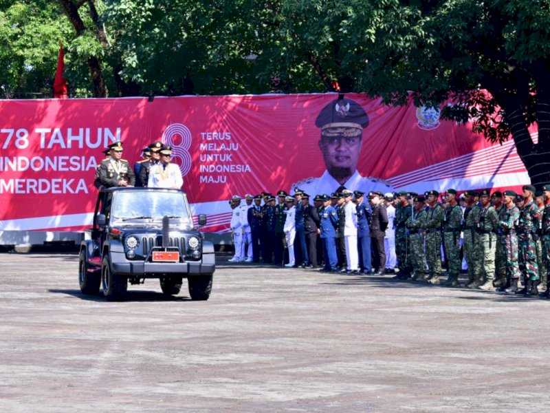 Gubernur Sulsel, Andi Sudirman Sulaiman menggunakan Mobil Jeep ANDALAN (JIPAND) hasil karya dari guru dan siswa SMK Negeri 2 Pangkep saat inspeksi pasukan di Lapangan Upacara Rumah Jabatan Gubernur Sulawesi Selatan, Kamis (17/08/2023). @Jejakfakta/dok. Humas Pemprov Sulsel