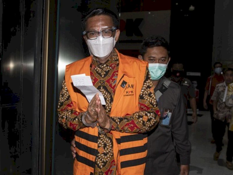 Terdakwa Gubernur Sulsel nonaktif Nurdin Abdullah berjalan menuju mobil tahanan usai mengikuti sidang putusan yang digelar secara telekonferensi oleh Pengadilan Negeri Tindak Korupsi (Tipikor) Makassar di Gedung Merah Putih KPK. Foto: ANTARA FOTO/Aditya Pradana Putra