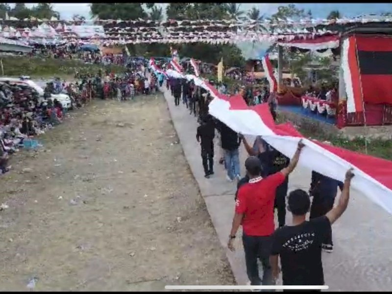 Kirab bendera merah putih sepanjang 178 meter dalam  Perayaan HUT ke-78 Kemerdekaan RI di Kecamatan Curio Enrekang. @Jejakfakta/dok. Humas Pemkab Enrekang
