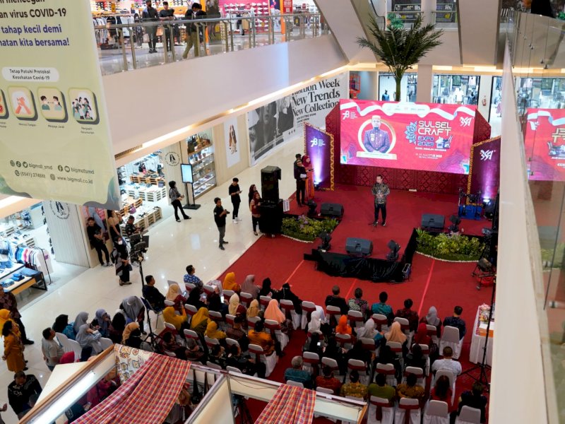 Gubernur Sulawesi Selatan Andi Sudirman Sulaiman dan Ketua Dekranasda Sulawesi Selatan, Naoemi Octarina membuka kegiatan Sulsel Craft EXPO 2023 Sulsel Andalan Indonesia di Big Mall Samarinda, Jumat (18/08/2023). @Jejakfakta/dok Humas Pemprov Sulsel