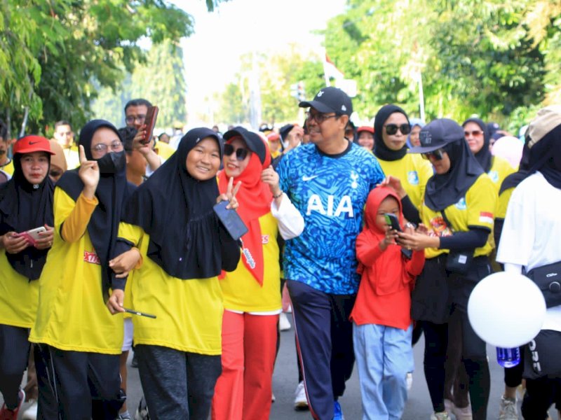 Wakil Bupati Bulukumba, Andi Edy Manaf, jalan sehat  yang diselenggarakan Badan Koordinasi Cabang (Bakorcab) Forum Komunikasi Studi Mahasiswa Kekaryaan (Fokusmaker) Kabupaten Bulukumba, Minggu (20/08/2023). @Jejakfakta/dok. Humas Pemkab Bulukumba