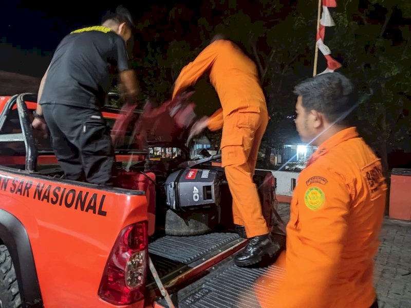 Tim SAR dari Unit Siaga Sar Parepare siap melakukan pencarian kapal pemancing yang mengalami mati mesin di laut Pinrang. @Jejakfakta/dok. Basarnas Makassar