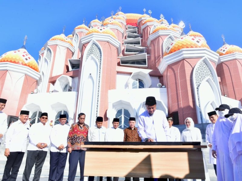 Gubernur Sulawesi Selatan, Andi Sudirman Sulaiman meresmikan pembangunan Masjid Kubah 99 Asmaul Husna di Kawasan Center Point of Indonesia, Makassar, Ahad (20/08/2023). @Jejakfakta/dok. Humas Pemprov Sulsel