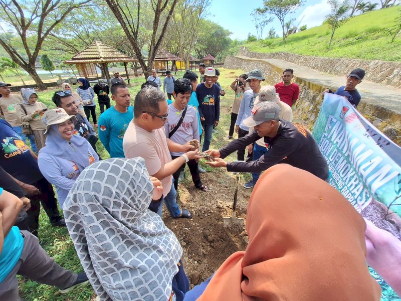 Penanaman pohon kerjasama Dinas Kehutanan Prov. Sulsel dan dihadiri anggota KPU Sulsel, Hasruddin Husain, di  Puncak Bila kecamatan Pitu Riase, Sidrap (19/08/2023). @Jejakfakta/Abdul Rahman