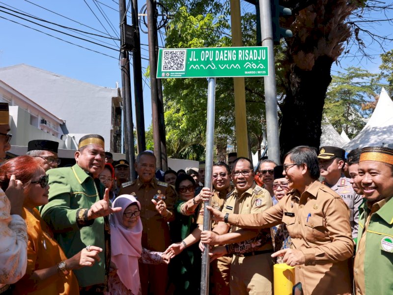 Wali Kota Makassar Moh Ramdhan Pomanto secara langsung meresmikan pergantian nama Jalan Cendrawasih menjadi Jalan Opu Daeng Siraju,  Selasa, (22/08/2023). @Jejakfakta/dok. Humas Pemkot Makassar