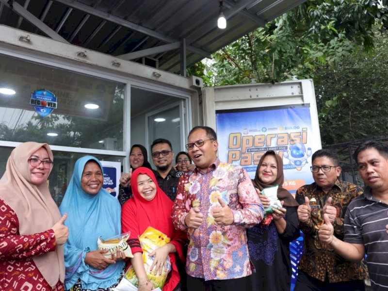 Wali Kota Makassar Moh Ramdhan Pomanto saat meninjau kegiatan Operasi Pasar di Kontainer Makassar Recover, Februari lalu. @Jejakfakta/dok. Humas Pemkot Makassar