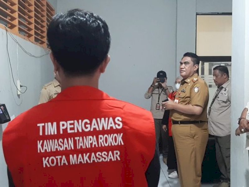 Sidak Tim Pengawas Kawasan Tanpa Rokok (KTR) Makassar, dipimpin staf ahli pemerintah Irwan Bangsawan. @dok. Sonora.ID