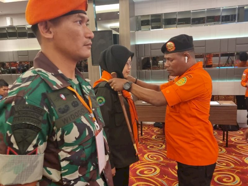 Kepala Kantor Basarnas Makassar, Mexianus Bekabael memasang tanda peserta saat pembukaan Bimbingan Teknis atau biasa disebut Medical First Responder (MFR) di Kota Makassar, Rabu (23/08/2023). @Jejakfakta/dok. Humas Basarnas 