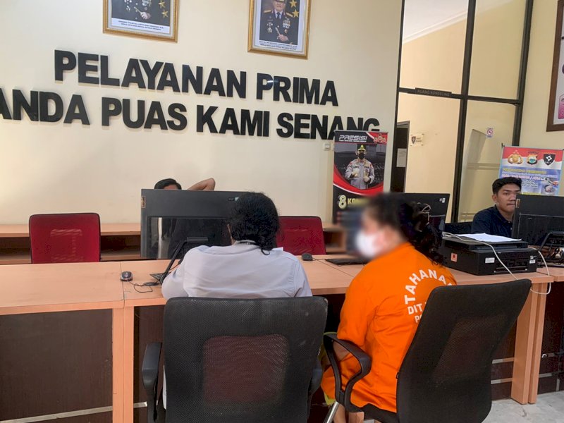Korban FM didampingi kuasa hukum LBH Makassar melaporkan dugaan kasus kekerasan seksual oleh oknum polisi Briptu S. @Jejakfakta/dok. LBH Makassar