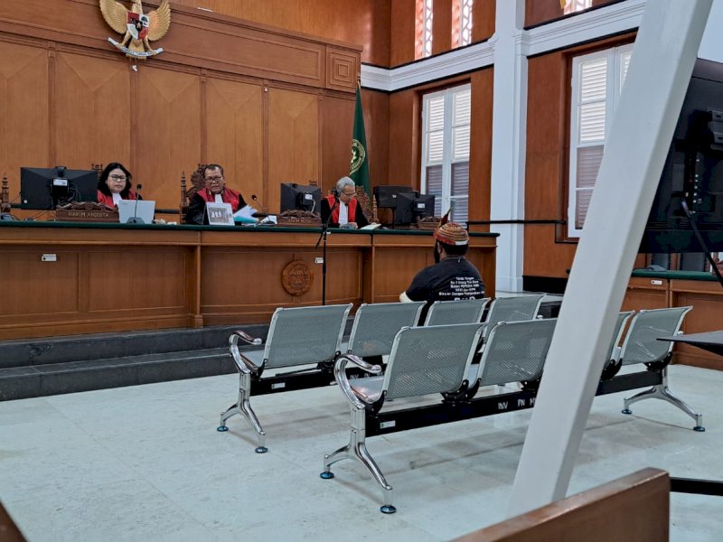 Ketua Majelis Hakim, Jahoras Siringo Ringo saat membacakan putusan sela terkait kasus  Bupati Mamberamo Tengah, Ricky Ham Pagawak di Pengadilan Tipikor Makassar, Rabu (23/8/2023). @Jejakfakta/Atri