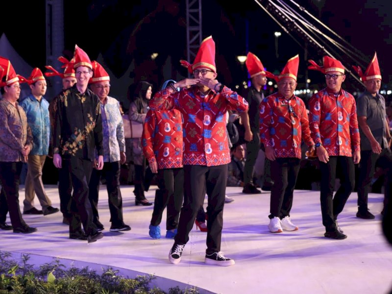 Menteri Pariwisata dan Ekonomi Kreatif (Menparekraf) Sandiaga Uno menyapa pengunjung Makassar International Eight Festival and Forum atau Makassar F8, Rabu (23/08/2023). @Jejakfakta/dok. Humas Pemkab Makassar