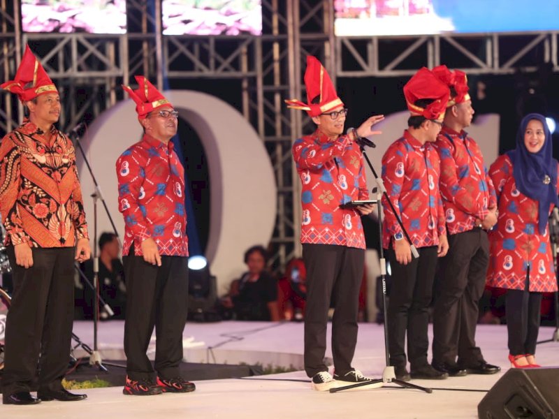 Menteri Pariwisata dan Ekonomi Kreatif, Sandiaga Salahuddin Uno membuka secara resmi event Makassar Internasional Eight Festival and Forum (F8)  di anjungan Pantai Losari, Rabu (23/08/2023). @Jejakfakta/Humas Pemkot Makassar