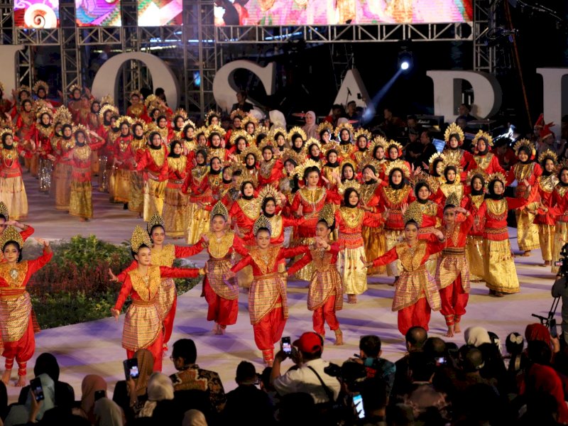 50 Siswi SMP se Kota Makassar mempersembahakan tari kolosal pa'rimpungang ri mangkasara di atas panggung pembukaan F8 Makassar di Anjungan Pantai Losari, Rabu (23/08/2023) malam. @Jejakfakta/dok. Humas Pemkot Makassar