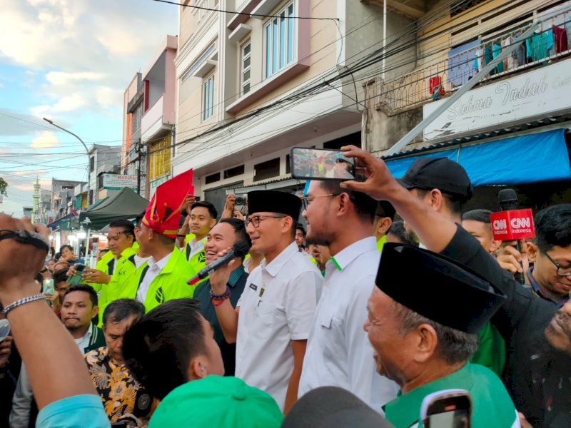 Menparekraf Sandiaga Salahuddin Uno yang juga ketua Bappilu PPP menyapa warga Pasar Cidu Kota Makassar, Sulawesi Selatan (Sulsel), Rabu (23/08/2023). @Atri