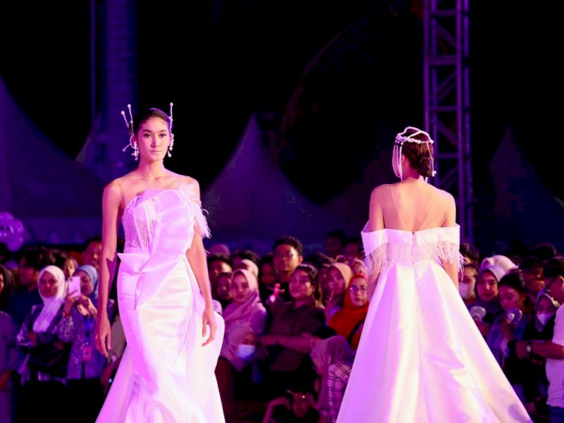 Desainer internasional asal Vietnam Nicky Vu memamerkan koleksi terbarunya di Panggung Fashion Show Festival F8 di Kota Makassar, Sabtu (26/08/2023). @Jejakfakta/dok. Humas Pemkot Makassar