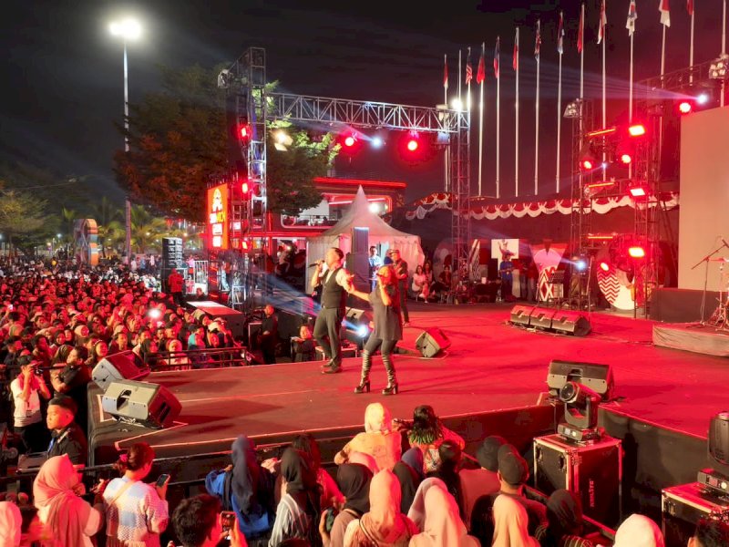 Musisi lokal Ren Project feat Yunita juga tampil di hadapan ribuan pengunjung F8 Makassar di Zona 2 Panggung Fusion Music, Sabtu (26/08/2023). @Jejakfakta/dok. Humas Pemkot Makassar
