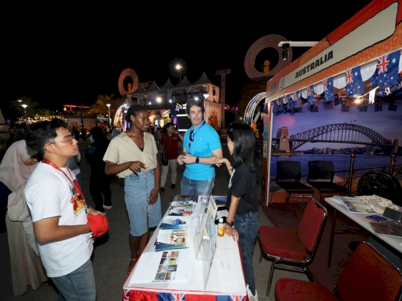 Australia salah satu negara yang memasang stand negaranya di Festival F8 Makassar di depan pintu masul main stage Zona 3 Anjungan Pantai Losari. @Jejakfakta/dok. Humas Pemkot Makassar