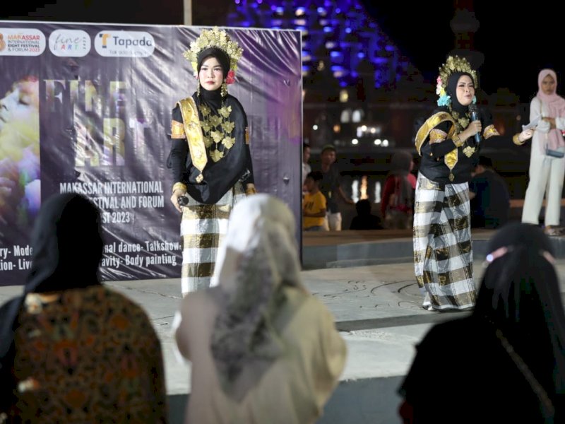 Nurzakinah dan Siti Syamwahda Aresoe, membacakan puisi Semangat orang-orang Bajeng di panggung Fine Art, Zona 4 F8 Makassar, Sabtu (26/08/2023). @Jejakfakta/dok. Humas Pemkot Makassar