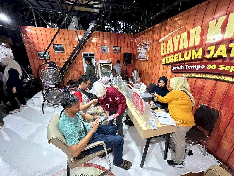 Booth Bapenda melayani pembayaran PBB membuahkan hasil yang maksimal, Selama lima hari pelayanan dibuka di F8 Makassar 23-27 Agustus, setoran pembayaran PBB menyentuh angka Rp2,1 Miliar. @Jejakfakta/dok. Humas Pemkot Makassar