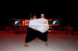 Pertunjukkan Sigajang Laleng Lipa oleh Pemerhati Seni dan Budaya Bone Sangdara Tutup Kemeriahan F8
