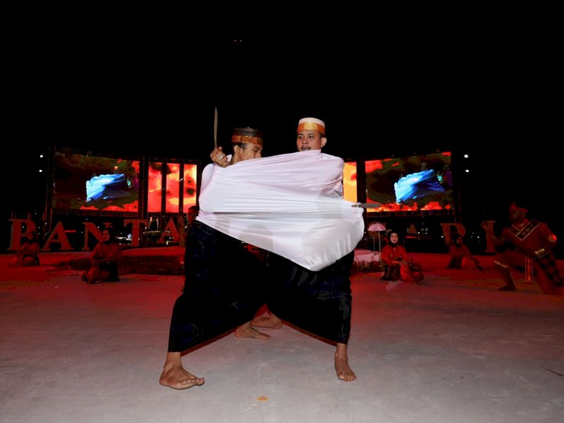 Pertunjukkan Sigajang Laleng Lipa oleh Pemerhati Seni dan Budaya Bone Sangdara menjadi penutup kemeriahan Makassar F8, Minggu, (27/08/2023). @Jejakfakta/dok. Humas Pemkot Makassar