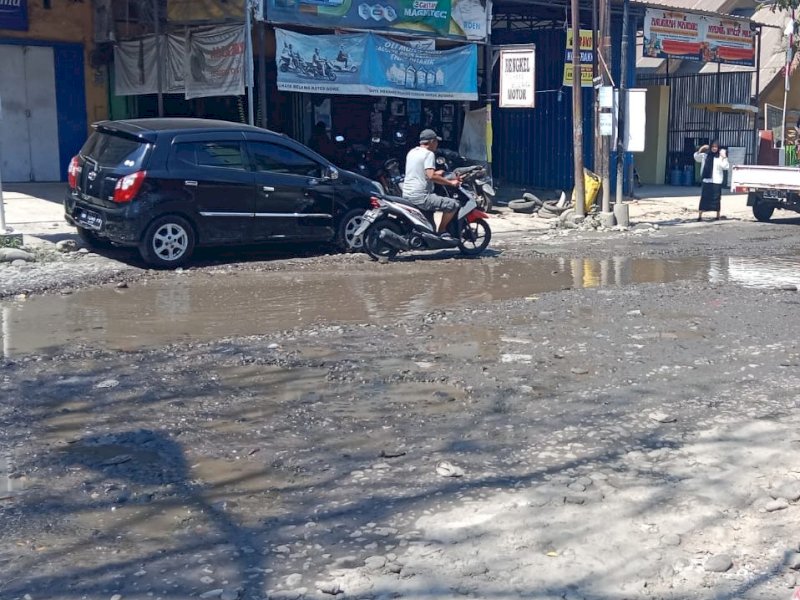 Jalan Mustafa Dg Bunga, Kelurahan Romang Polong, Kecamatan Somba Opu, Kabupaten Gowa, Sulawesi Selatan (Sulsel) rusak berat. @Jejakfakta/Samsir