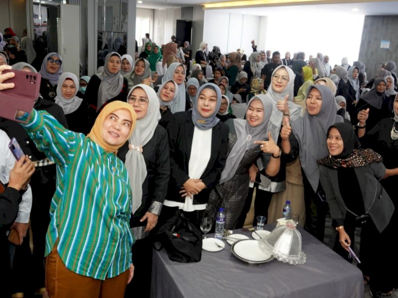 Anggota Komisi IX DPR RI, Aliyah Mustika Ilham sosialisasi Pemberdayaan Masyarakat melalui Komunikasi Informasi dan Edukasi (KIE) Obat dan obat tradisional, suplemen kesehatan dan pangan olahan kepada masyarakat di Hotel Aerotel Smile Makassar, Minggu (27/8/2023). @Jejakfakta/Reza Arifuddin