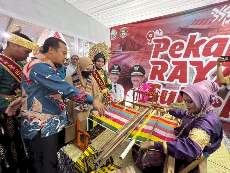 Gubernur Sulawesi-Selatan, Andi Sudirman Sulaiman membuka Pekan Raya Sulsel (PRS) Ke-9, di Wisma Negara Center Point of Indonesia (CPI), Makassar, Senin (28/08/2023) malam. @Jejakfakta/dok. Humas Pemprov Sulsel