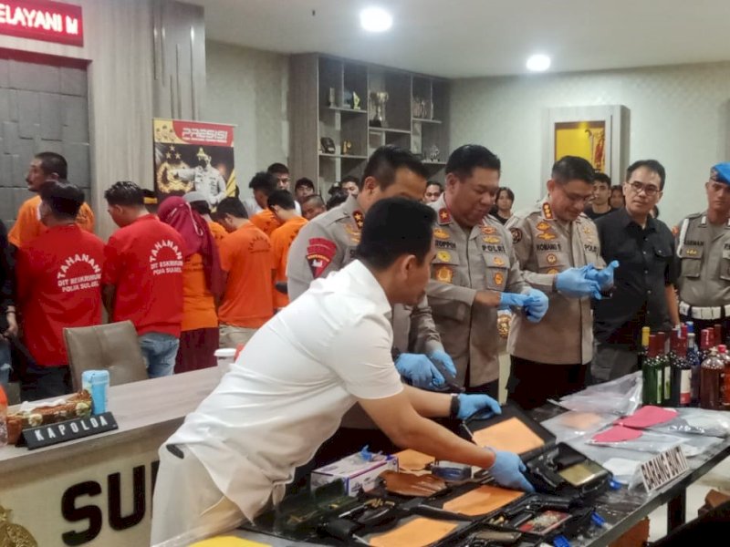 Polisi mengamankan empat pria pemilik senjata api atau senpi ilegal serta amunisinya di Mapolda Sulsel, Selasa (29/08/2023). @Jejakfakta/Samsir