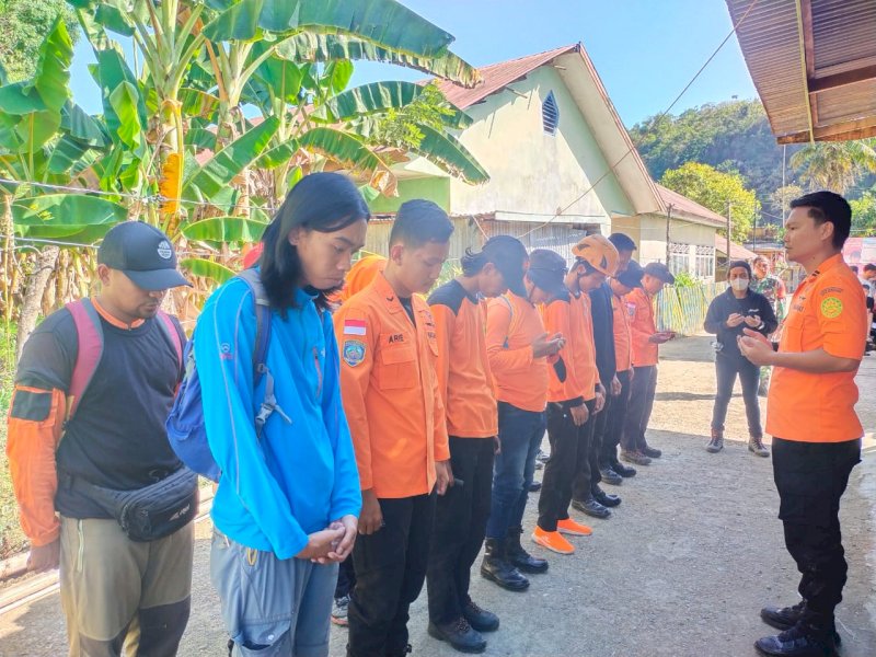 Basarnas Makassar  mengerahkan personelnya menuju ke lokasi untuk melakukan pencarian bersama potensi Sar setempat di Bulu Sonrongan Desa Parenreng, Kecamatan Segeri, Kabupaten Pangkep,  Selasa (30/8/2023). @Jejakfakta/dok. Humas Basarnas