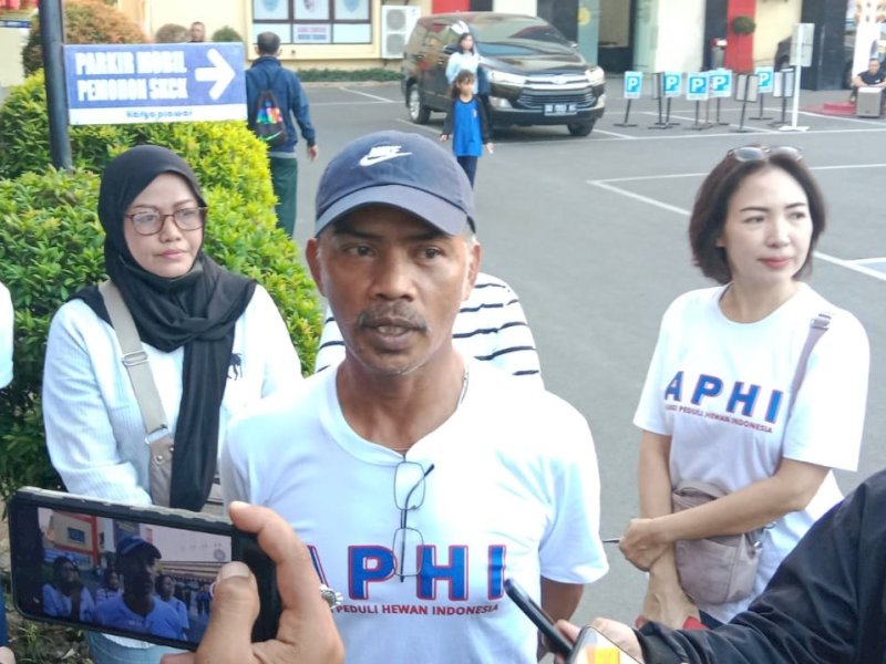 APHI kecam tindakan menyeret Anjing dengan becak motor (bentor) di Makassar. Kasus ini sudah dilaporkan ke polisi, Rabu (30/08/2023). @Jejakfakta/Samsir