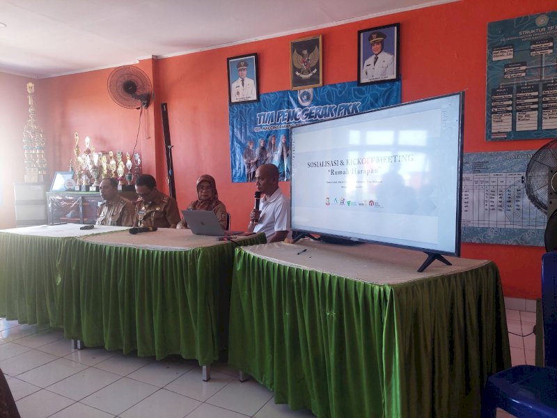 Bersama Ikatan Aristektur Indnesia (IAI) Sulsel, Yamali TB melakukan sosialisasi dan kick off meeting Rumah Harapan, di kantor Lurah Maccini Parang, Selasa (29/8/2023). @Jejakfakta/do. Yamali TB