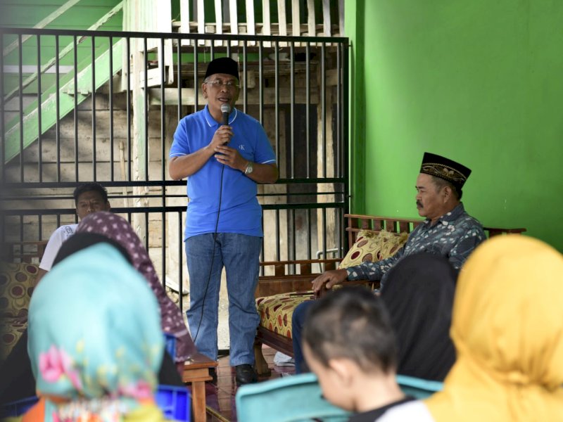 Tokoh politik Sulsel, Ilham Arief Sirajuddin dialog dengan warga di Kotu, Desa Bambapuang, Kecamatan Anggeraja, Enrekang, Rabu (30/08/2023). @Jejakfakta/dok. Reza Arifuddin