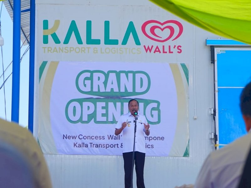 Walil BUpati Bone Ambo Dalle memberikan sambutan pada Grand Opening New Concess Wall&rsquo;s Watampone di Jl. Urip Sumoharjo, Kelurahan Bukaka, Kecamatan Tanete Riattang, Rabu (30/8/2023). @Jejakfakta/dok. Humas Pemkab Bone