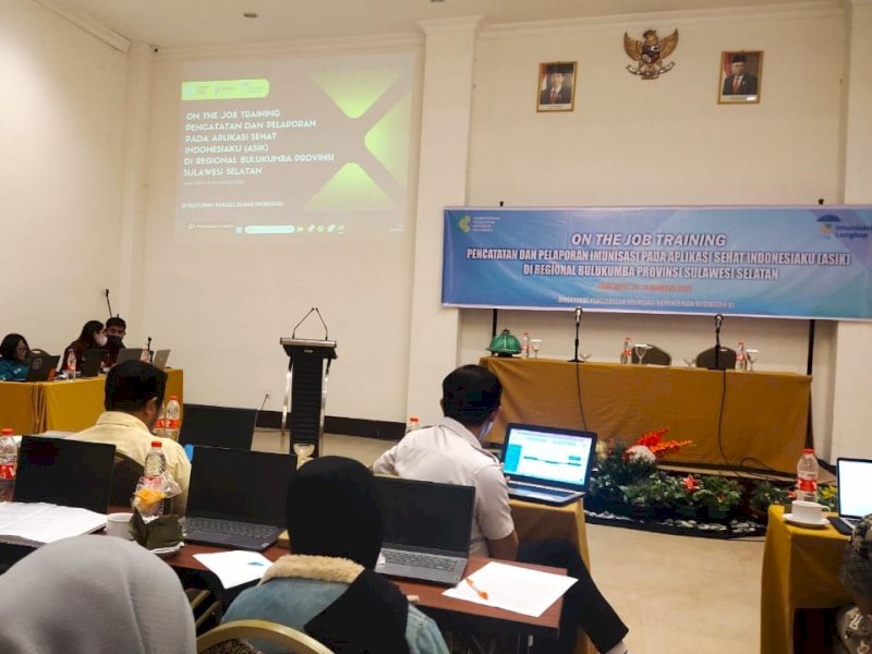 On the Job Training (OJT) Pencatatan dan Pelaporan Imunisasi pada Aplikasi Sehat IndonesiaKu (ASIK) di empat regional Provinsi Sulawesi Selatan di Same Resort Bira, Tanjung Bira Kabupaten Bulukumba. @Jejakfakta/dok. Humas Pemkab Bulukumba