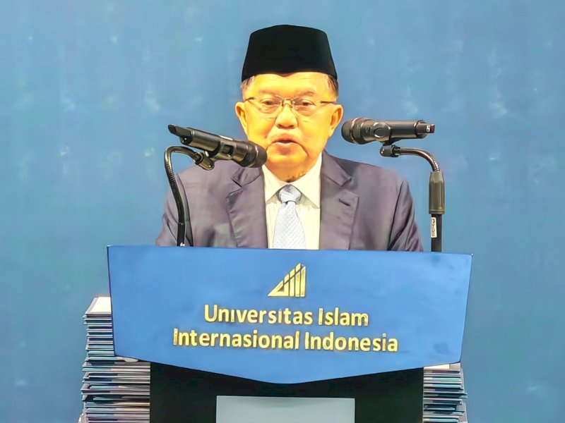 Wakil Presiden RI ke 10 dan 12, Jusuf Kalla (JK) saat menghadiri Wisuda Perdana Mahasiswa Program Pasca Sarjana Universitas Islam Internasional Indonesia (UIII) di Gedung Theater Fakultas B Kampus UIII Depok, Jawa Barat, Kamis (31/08/2023). @Jejakfakta/Rudi Gunawan