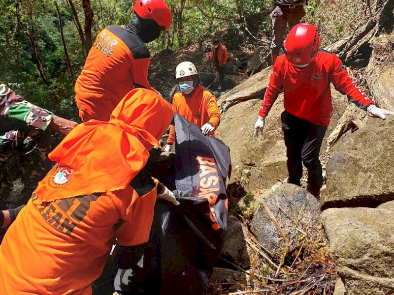 Tim Sar Gabungan evakuasi jenazah Fitrah Perdana (24) yang meninggal di Gunung Bulu Sonrongan Kabupaten Pangkep yang ditemukan pada Jumat (1/9/2023). @Jejakfakta/dok. Basarnas
