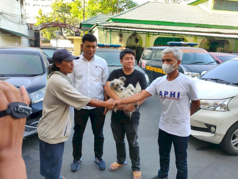 Kasus pengemudi becak motor (Bentor) yang menyeret seekor anjing di Makassar berakhir damai. @Jejakfaka/Atri