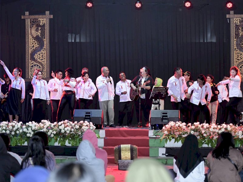 Ketua Umum DPD PAPPRI Sulsel, Dr Ilham Arief Sirajuddin (IAS) dan Yuka Idol nanyi bersama DPC PAPPRI Tana Toraja, dr. Zadrak Tombeg dan Toraja Utara Damayanti Batti S.IP, MA, di Makale Kamis (31/08/2023). @Jejakfakta/Reza Arifuddin