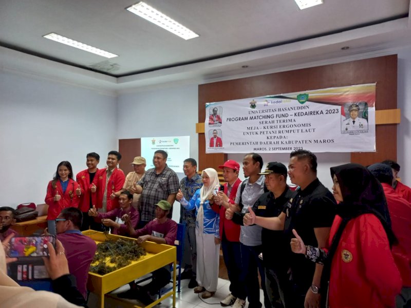 Pemerintah Kabupaten Maros terima kursi dan meja kerja ergonomis untuk petani rumput laut hasil inovasi Universitas Hasanuddin. Penyerahan di Balai Diklat Pengolahan Perikanan Kecamatan Bontoa, Maros, Sabtu (2/9/2023).
