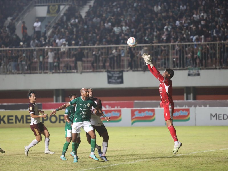 PSM Makassar berhasil mencuri satu poin dari lawatan di Stadion Maguwoharjo, kandang PSS Sleman, Minggu (3/9/2023) malam. PSM Makassar memaksa anak asuh Marian Mihail bermain imbang 1-1. @Jejakfakta/dok. PSM Makassar