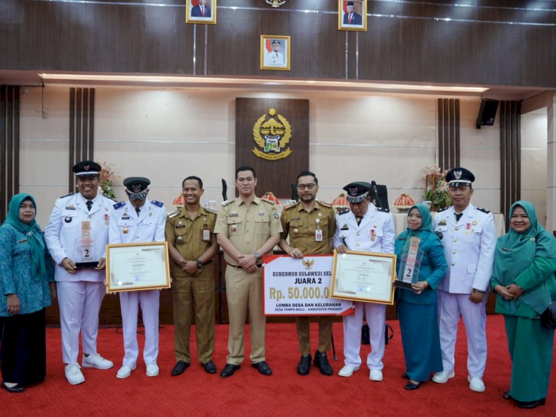 Tiga kepala desa dan satu kepala kelurahan dari Kabupaten Pangkep, terima penghargaan dari Gubernur Sulawesi Selatan. @Jejakfakta/dok. Humas Pemkab Pangkep
