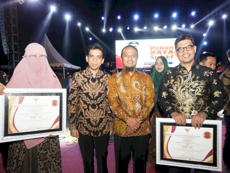 Penghargaan Top 30 Inovasi tersebut diserahkan Gubernur Sulawesi Selatan, Andi Sudirman Sulaiman kepada Wakil Bupati Bulukumba Andi Edy Manaf pada puncak Pekan Raya Sulsel yang digelar di Wisma Negara Centre Point' of Indonesia Makassar, Minggu (03/09/2023). @Jejakfakta/dok. Humas Pemkab Bulukumba