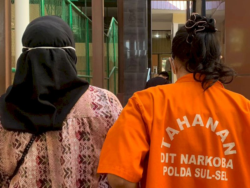 FB korban pelecehan seksual didamping kuasa hukumnya dari LBH Makassar. Semenjak kasus ini dilaporkan korban kerap mendapatkan teror. @Jejakfakta/dok. LBH Makassar 