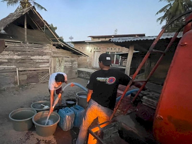 BPBD Bulukumba dalam beberapa hari terakhir aktif melakukan suplai distribusi air bersih kepada masyarakat yang kesulitan memperoleh air bersih. @Jejakfakta/dok. Humas Pemkab Bulukumba